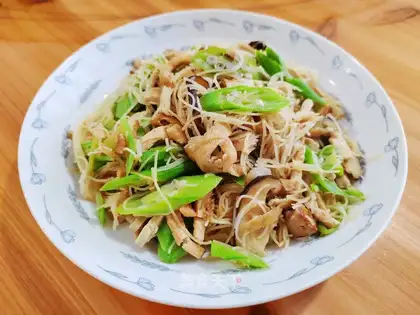 Autumn mushrooms and rice noodles