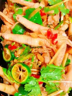Hot chicken claws without osteoporosis