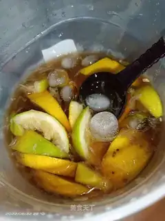 Hands on lemon tea