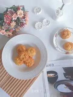 Yellow moon cake