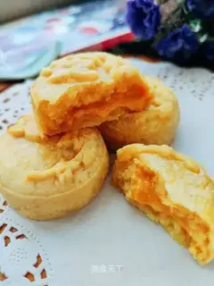 Yellow-spreaded lunar pie