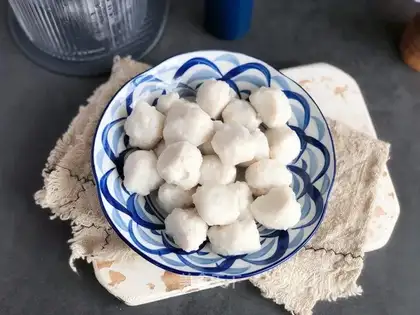 Hand-to-hand fish balls