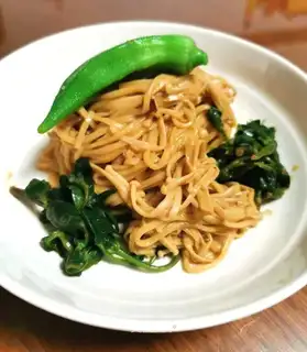 ♪ Golden pins and mushrooms and soy noodles ♪