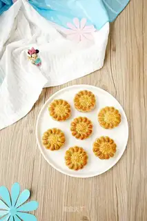 A raisin raisin moon cake