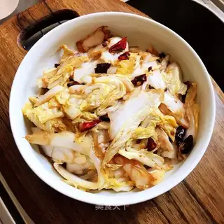 Spicy hand tore the cabbage