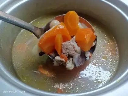 Five fingers of peaches and tummy