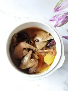 Red gin pigeon soup