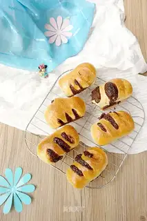 Sesame sauce, red sugar bread