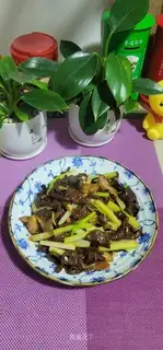 Pork celery, skating mushrooms