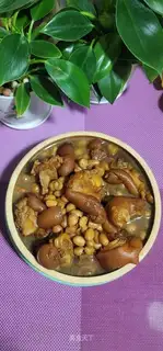 Peanut pig hoof