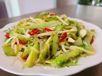 ♪ The bitter gourd makes radish ♪