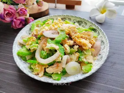 Scrambled eggs onions
