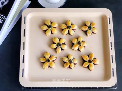 "Hand-and-cake peach blossoms."