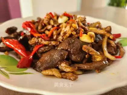 Slipped mushrooms and fried meat