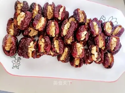 Red dates and walnuts