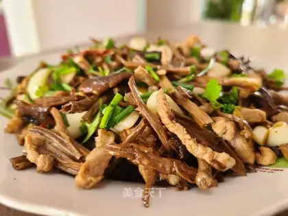 Tea mushroom fried meat