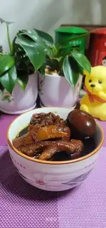 Pig-legged ginger an egg