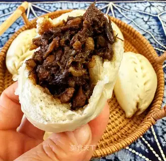 Plum sauce and meat buns