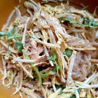 Pink cabbage with chicken chest