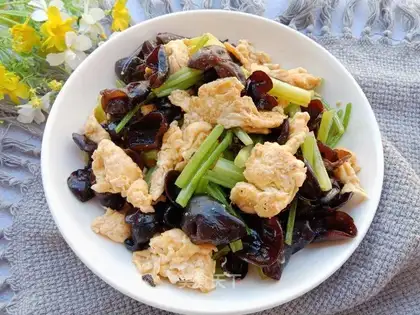 Celery-mucked eggs