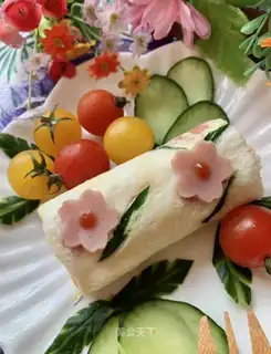Sausage pine-coloured egg rolls