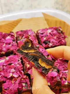 A red sugar rose ginger date tea