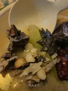 Chinese medicine and chicken stew
