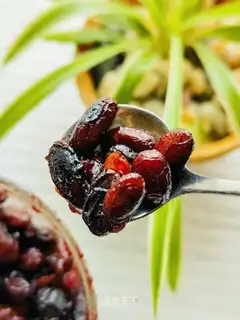 Salt and leather sauce, black beans