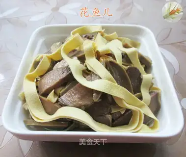 A pig's tongue is a thousand pieces