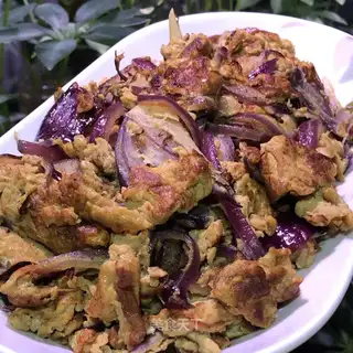 Onion fried eggs