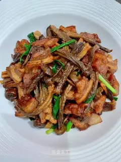 The deer mushrooms are fried with five flowers
