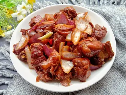 Onion fried duck leg