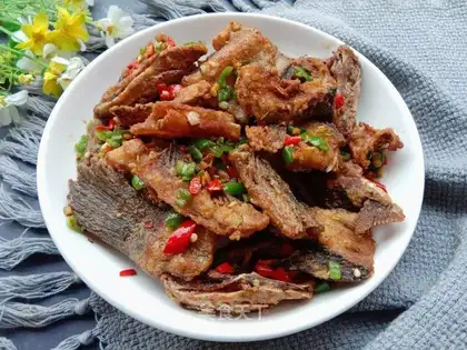 Five peppers of salt fish bones
