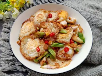 Garlic fried quail eggs