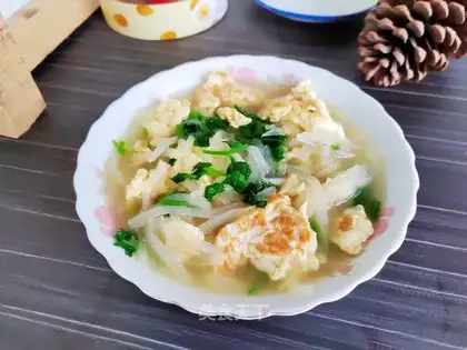 Fried egg radish soup