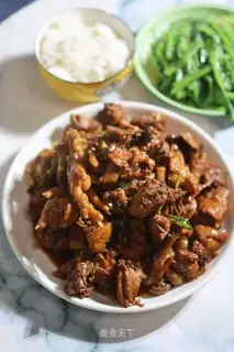 Fresh mushrooms, red chicken