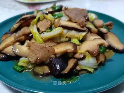 Pork cabbage fried mushrooms
