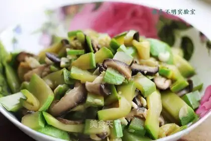 stir-fried mushrooms with zucchini