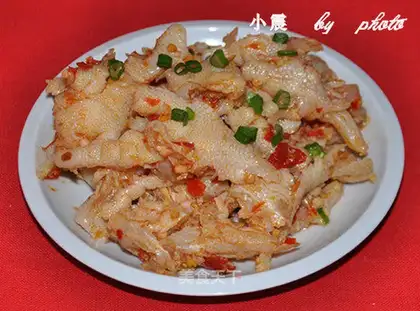 Boneless red oil chicken feet