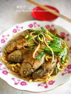 Stewed crucian carp with bean sprouts