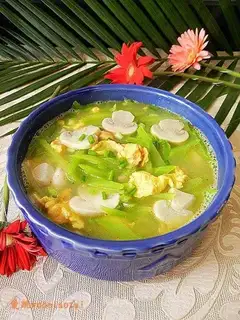 Mushroom slices, lettuce and egg soup