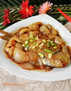 Braised pomfret with sliced onion