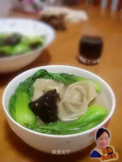 Green vegetables and green tea wontons