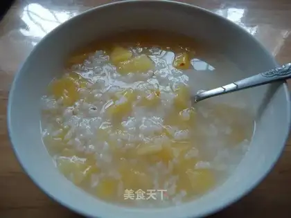 Pineapple and coix rice porridge