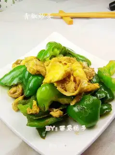 Scrambled eggs with green pepper