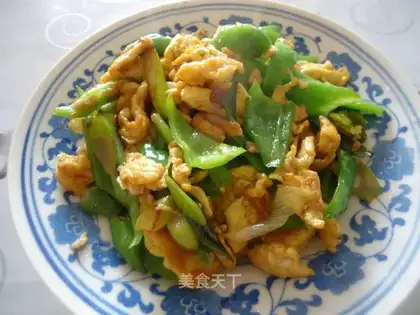 Scrambled eggs with pepper