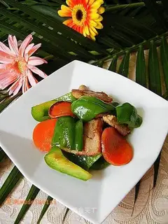 Stir fried pork slices with carrot and green pepper