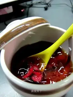 Sea bird's nest freezing in cold weather