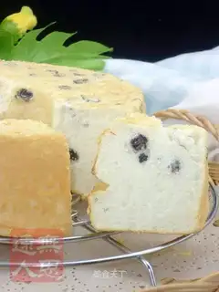 Raisin yogurt cake