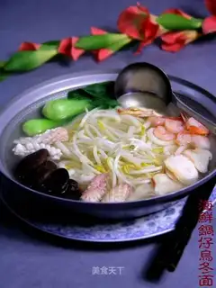 Pot seafood udon noodles